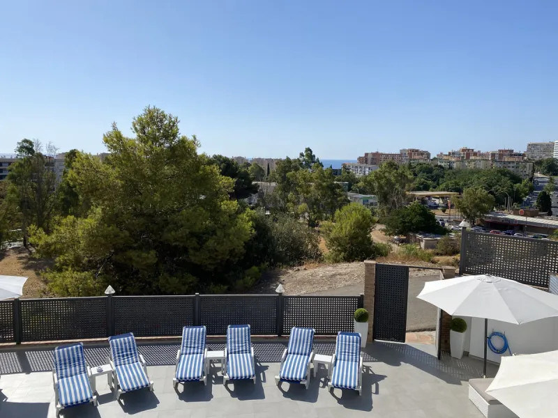 House - Detached Villa в продаже в Torremolinos, Málaga. В доме 5 спален и 4 ванных комнат. Площадь дома 500 м². Площадь участка 650 м²