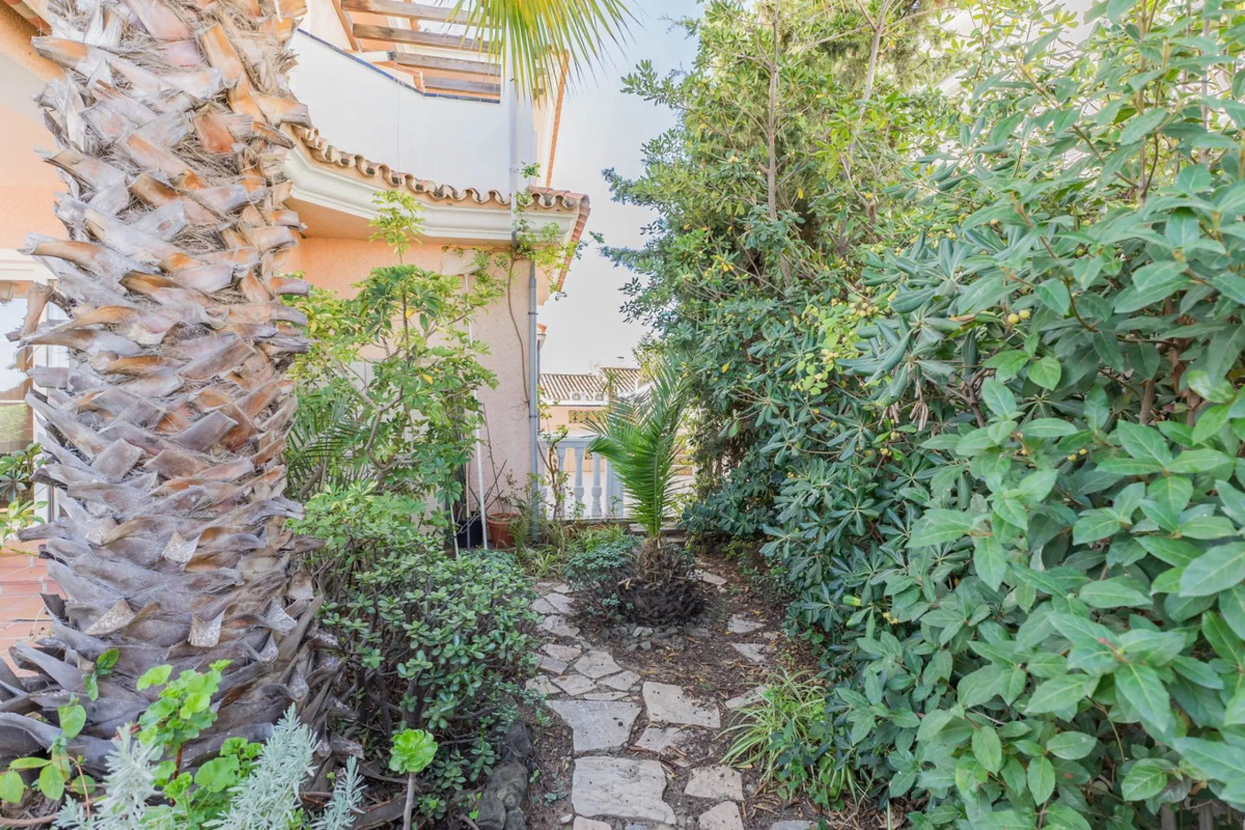 This villa is located in an elevated and quiet residential area of Fuengirola, offering completely open views towards Sohail Castle, the sea and the surrounding mountains. The position and orientation of the property provide excellent natural light and a 