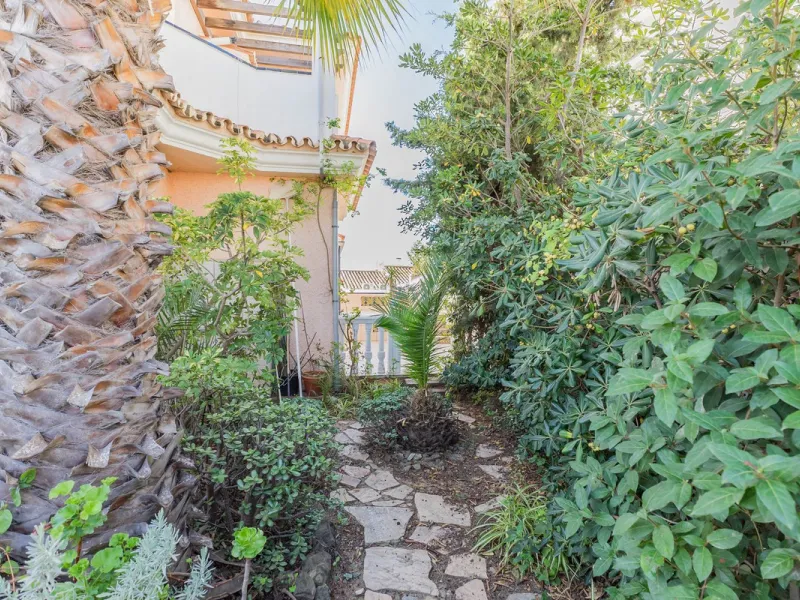 This villa is located in an elevated and quiet residential area of Fuengirola, offering completely open views towards Sohail Castle, the sea and the surrounding mountains. The position and orientation of the property provide excellent natural light and a 