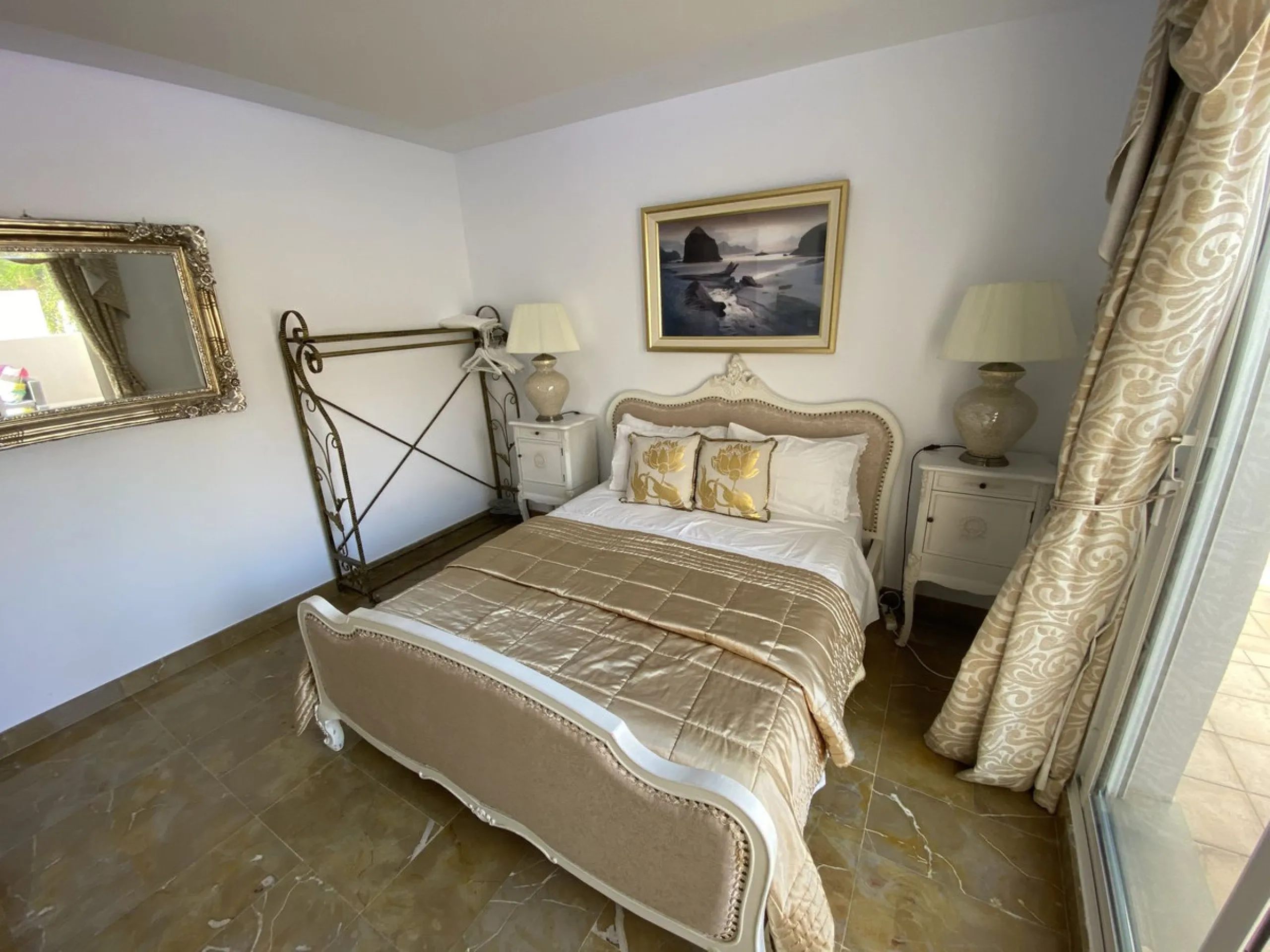 House - Detached Villa в продаже в Torremolinos, Málaga. В доме 5 спален и 4 ванных комнат. Площадь дома 500 м². Площадь участка 650 м²