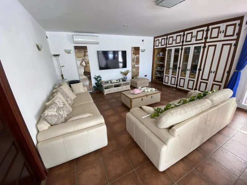 House - Detached Villa в продаже в Torremolinos, Málaga. В доме 5 спален и 4 ванных комнат. Площадь дома 500 м². Площадь участка 650 м²