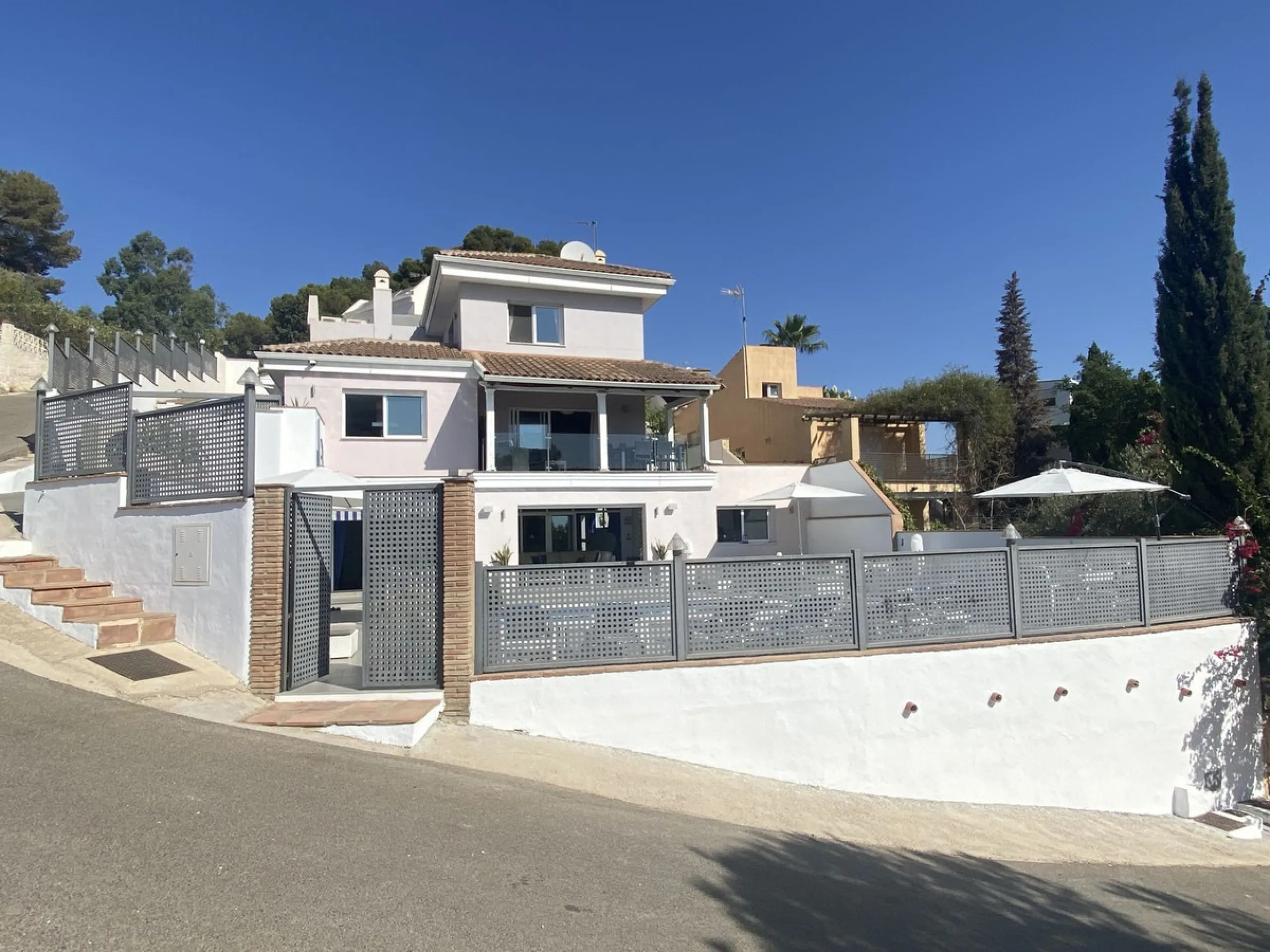 House - Detached Villa в продаже в Torremolinos, Málaga. В доме 5 спален и 4 ванных комнат. Площадь дома 500 м². Площадь участка 650 м²