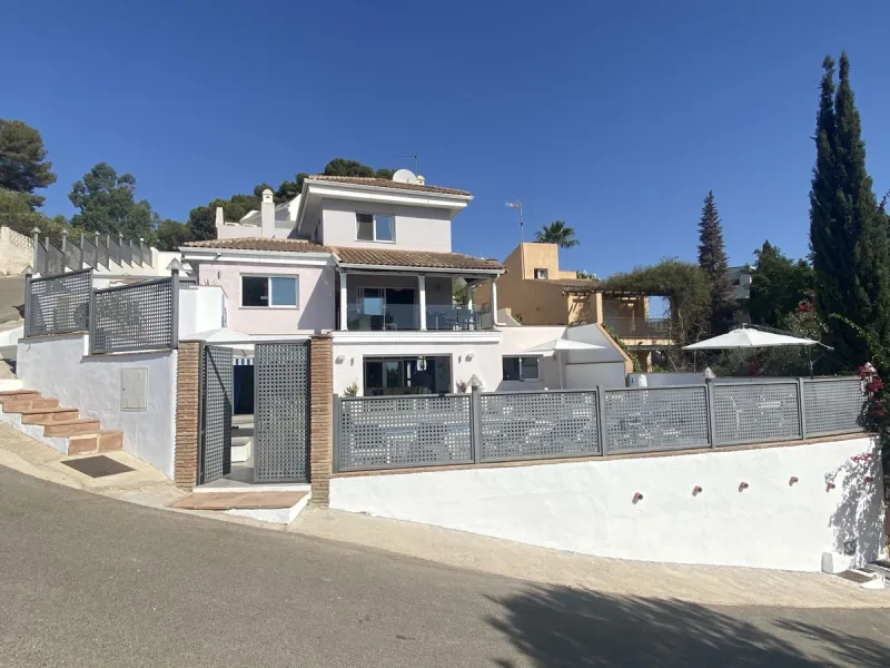 House - Detached Villa в продаже в Torremolinos, Málaga. В доме 5 спален и 4 ванных комнат. Площадь дома 500 м². Площадь участка 650 м²