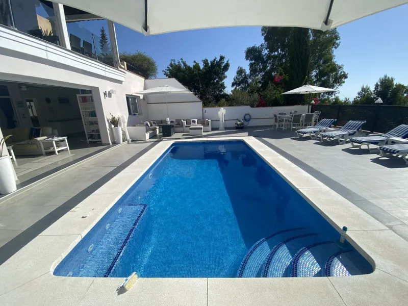 House - Detached Villa в продаже в Torremolinos, Málaga. В доме 5 спален и 4 ванных комнат. Площадь дома 500 м². Площадь участка 650 м²