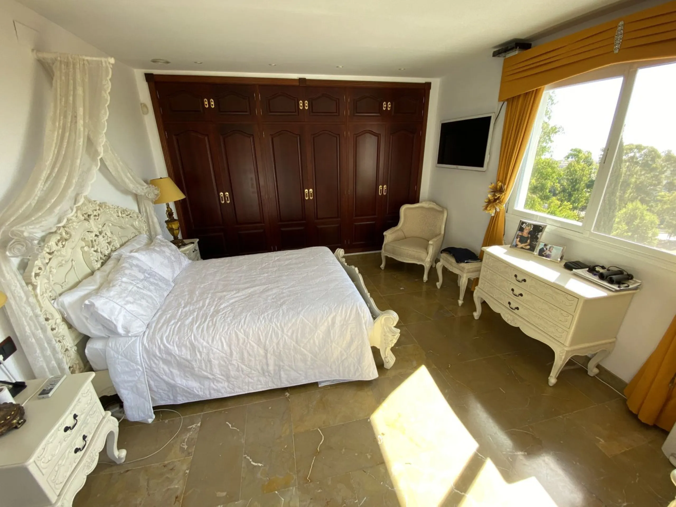 House - Detached Villa в продаже в Torremolinos, Málaga. В доме 5 спален и 4 ванных комнат. Площадь дома 500 м². Площадь участка 650 м²
