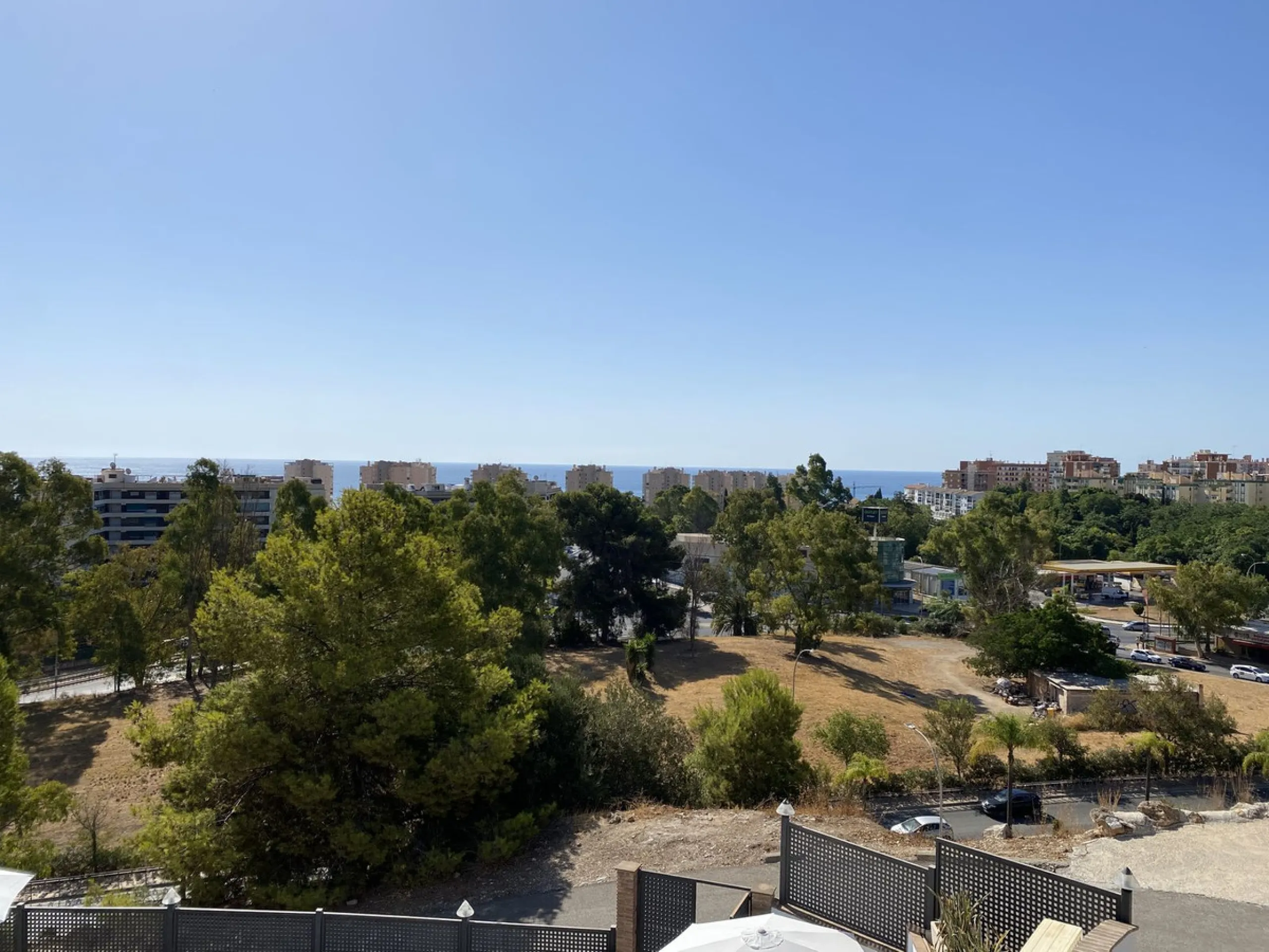 House - Detached Villa в продаже в Torremolinos, Málaga. В доме 5 спален и 4 ванных комнат. Площадь дома 500 м². Площадь участка 650 м²