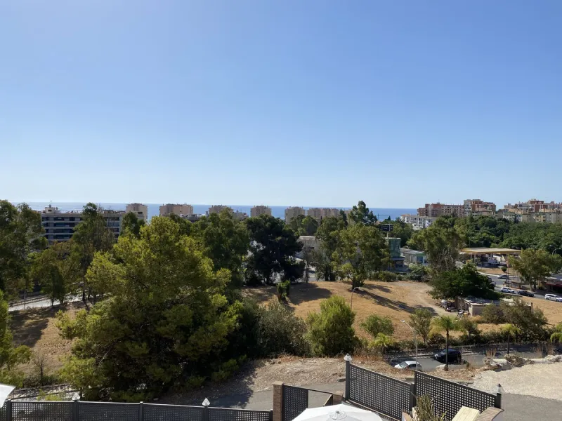 House - Detached Villa в продаже в Torremolinos, Málaga. В доме 5 спален и 4 ванных комнат. Площадь дома 500 м². Площадь участка 650 м²