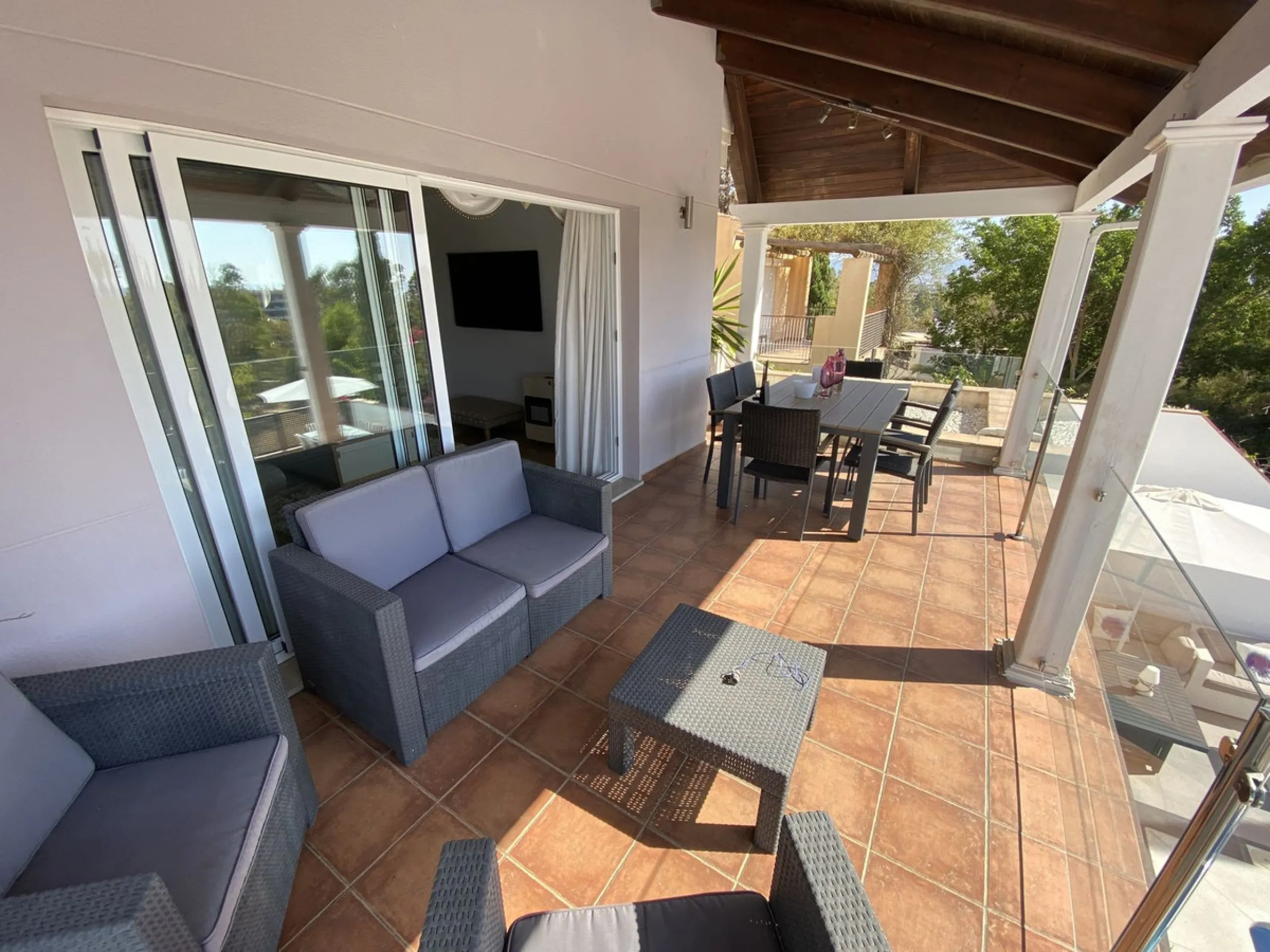 House - Detached Villa в продаже в Torremolinos, Málaga. В доме 5 спален и 4 ванных комнат. Площадь дома 500 м². Площадь участка 650 м²