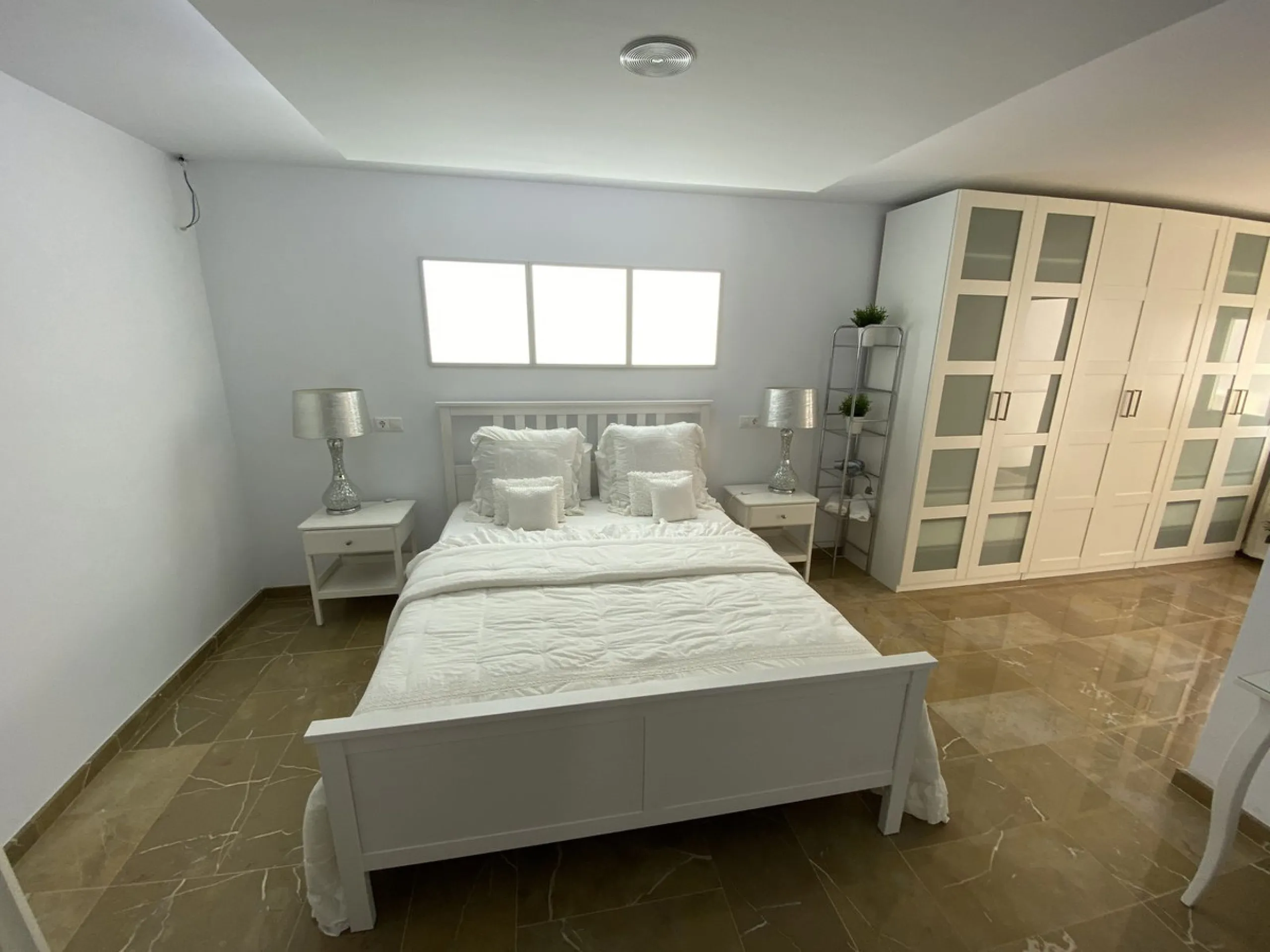 House - Detached Villa в продаже в Torremolinos, Málaga. В доме 5 спален и 4 ванных комнат. Площадь дома 500 м². Площадь участка 650 м²