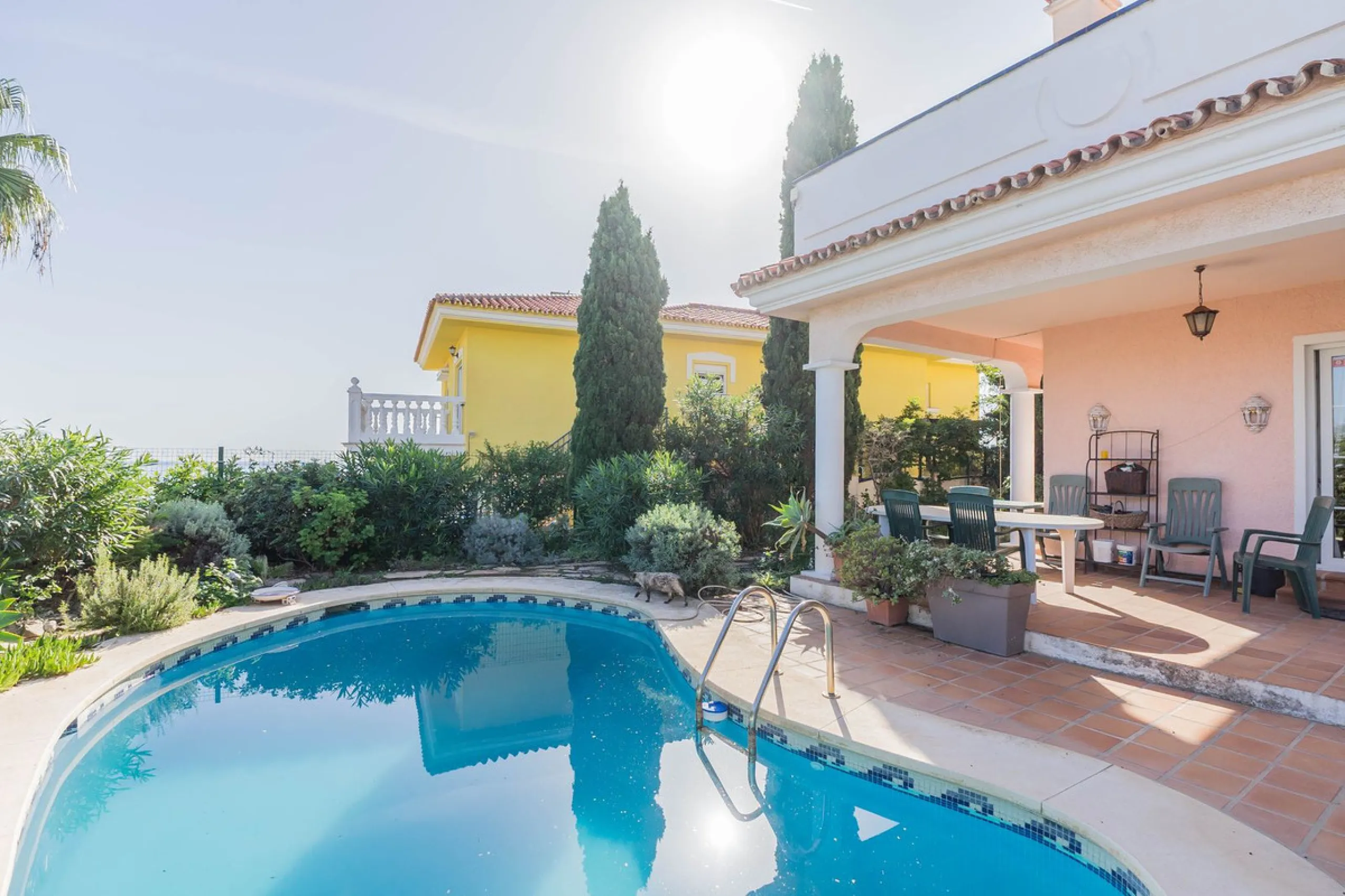 This villa is located in an elevated and quiet residential area of Fuengirola, offering completely open views towards Sohail Castle, the sea and the surrounding mountains. The position and orientation of the property provide excellent natural light and a 