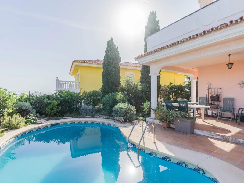 This villa is located in an elevated and quiet residential area of Fuengirola, offering completely open views towards Sohail Castle, the sea and the surrounding mountains. The position and orientation of the property provide excellent natural light and a 