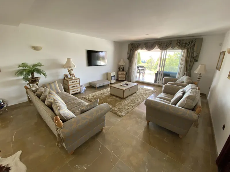 House - Detached Villa в продаже в Torremolinos, Málaga. В доме 5 спален и 4 ванных комнат. Площадь дома 500 м². Площадь участка 650 м²