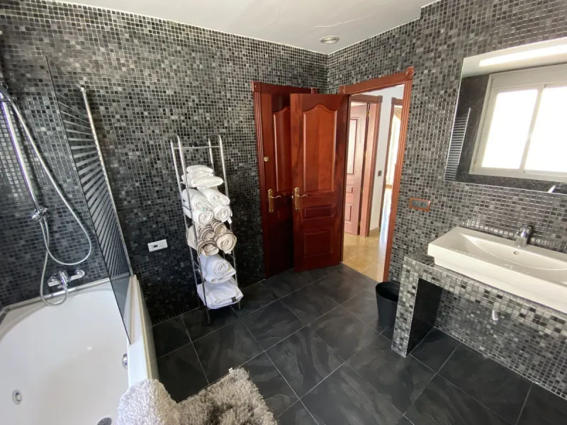 House - Detached Villa в продаже в Torremolinos, Málaga. В доме 5 спален и 4 ванных комнат. Площадь дома 500 м². Площадь участка 650 м²