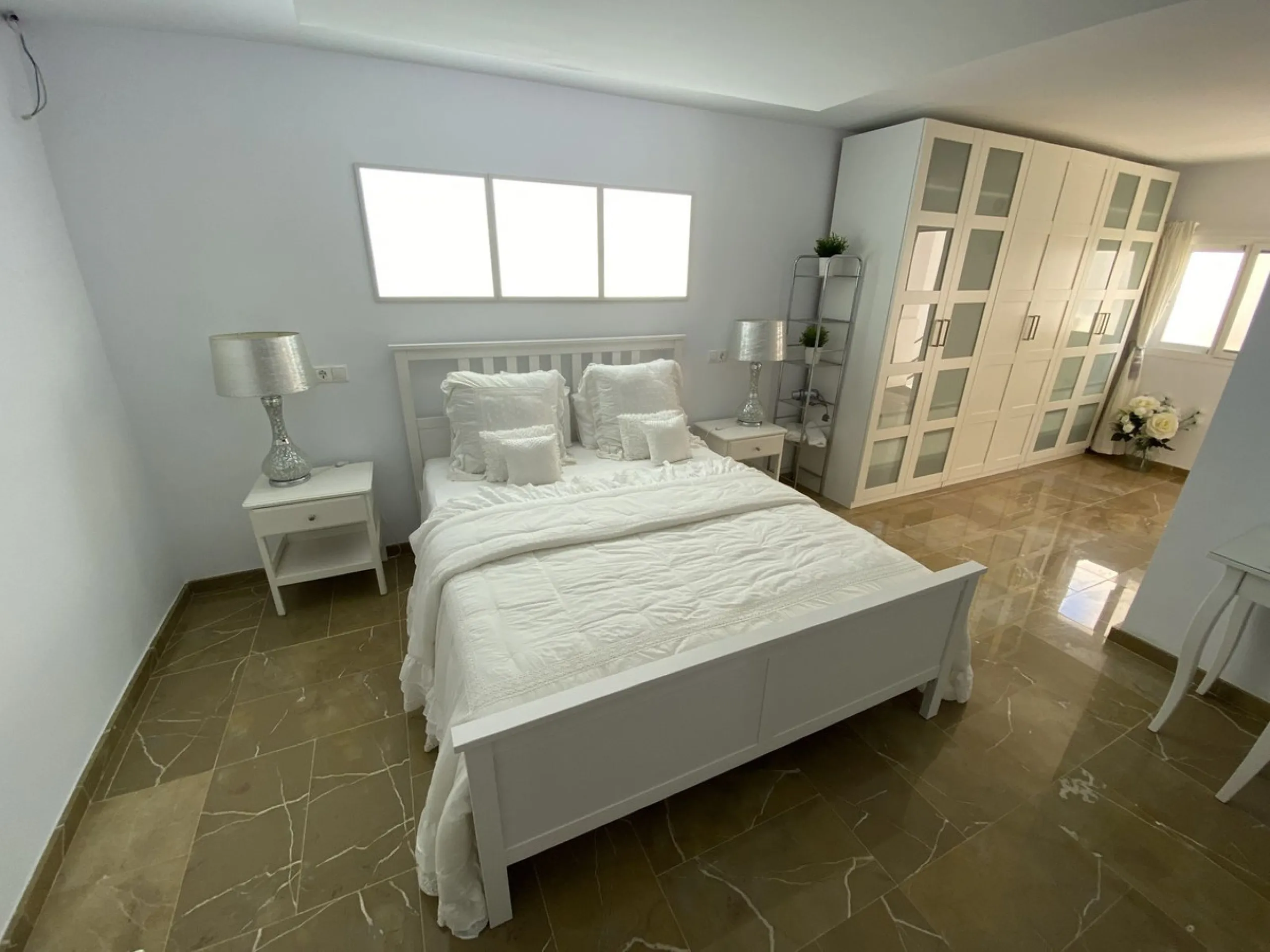 House - Detached Villa в продаже в Torremolinos, Málaga. В доме 5 спален и 4 ванных комнат. Площадь дома 500 м². Площадь участка 650 м²