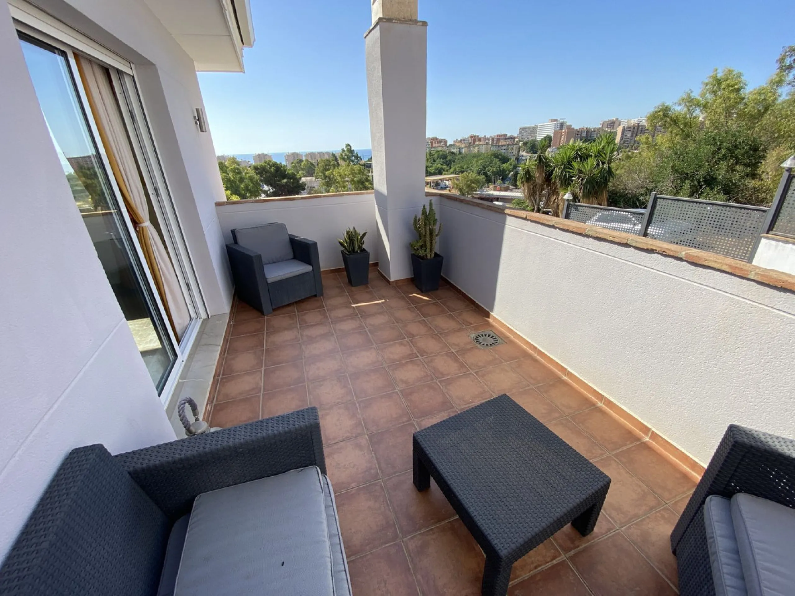 House - Detached Villa в продаже в Torremolinos, Málaga. В доме 5 спален и 4 ванных комнат. Площадь дома 500 м². Площадь участка 650 м²