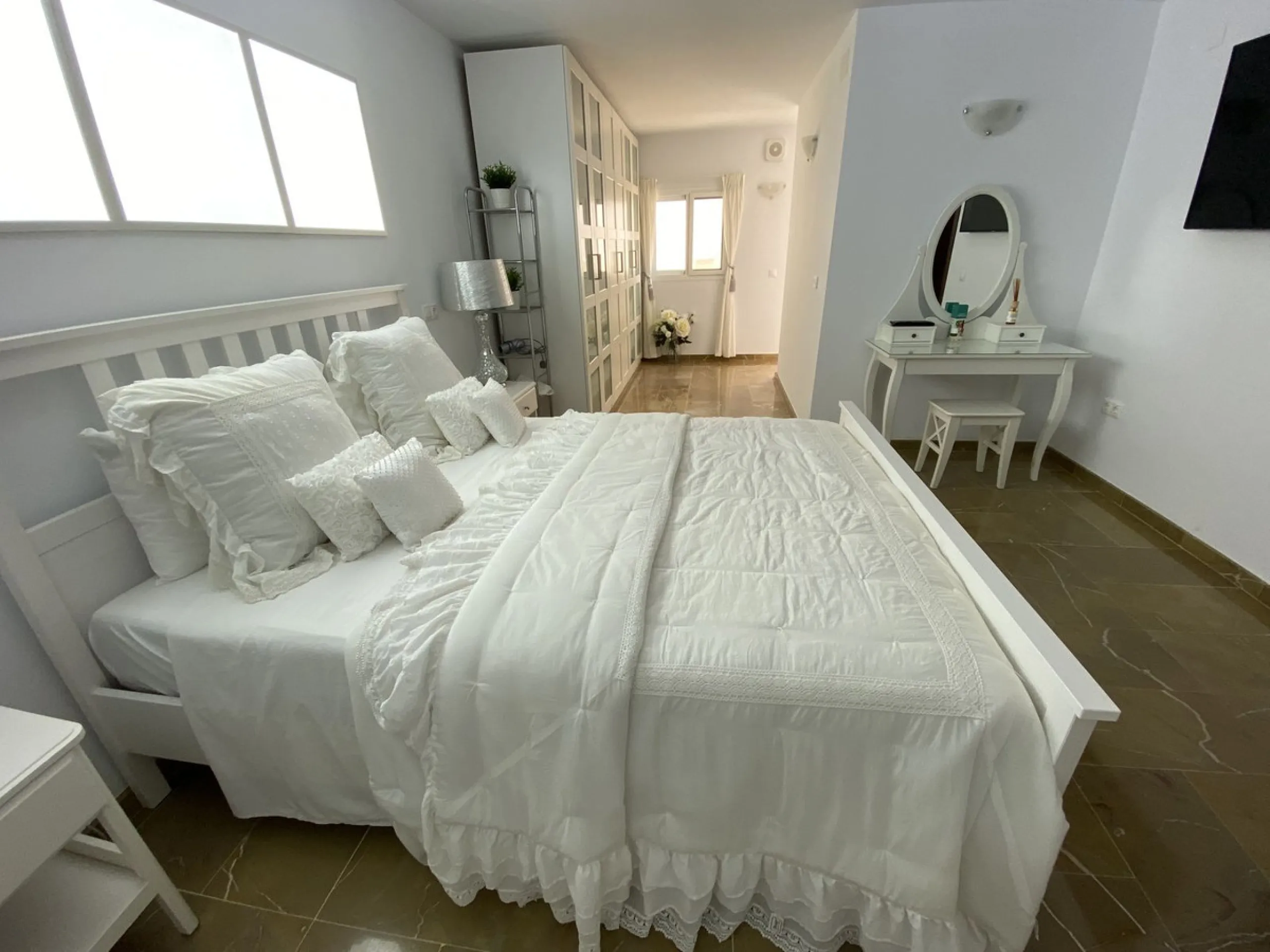 House - Detached Villa в продаже в Torremolinos, Málaga. В доме 5 спален и 4 ванных комнат. Площадь дома 500 м². Площадь участка 650 м²