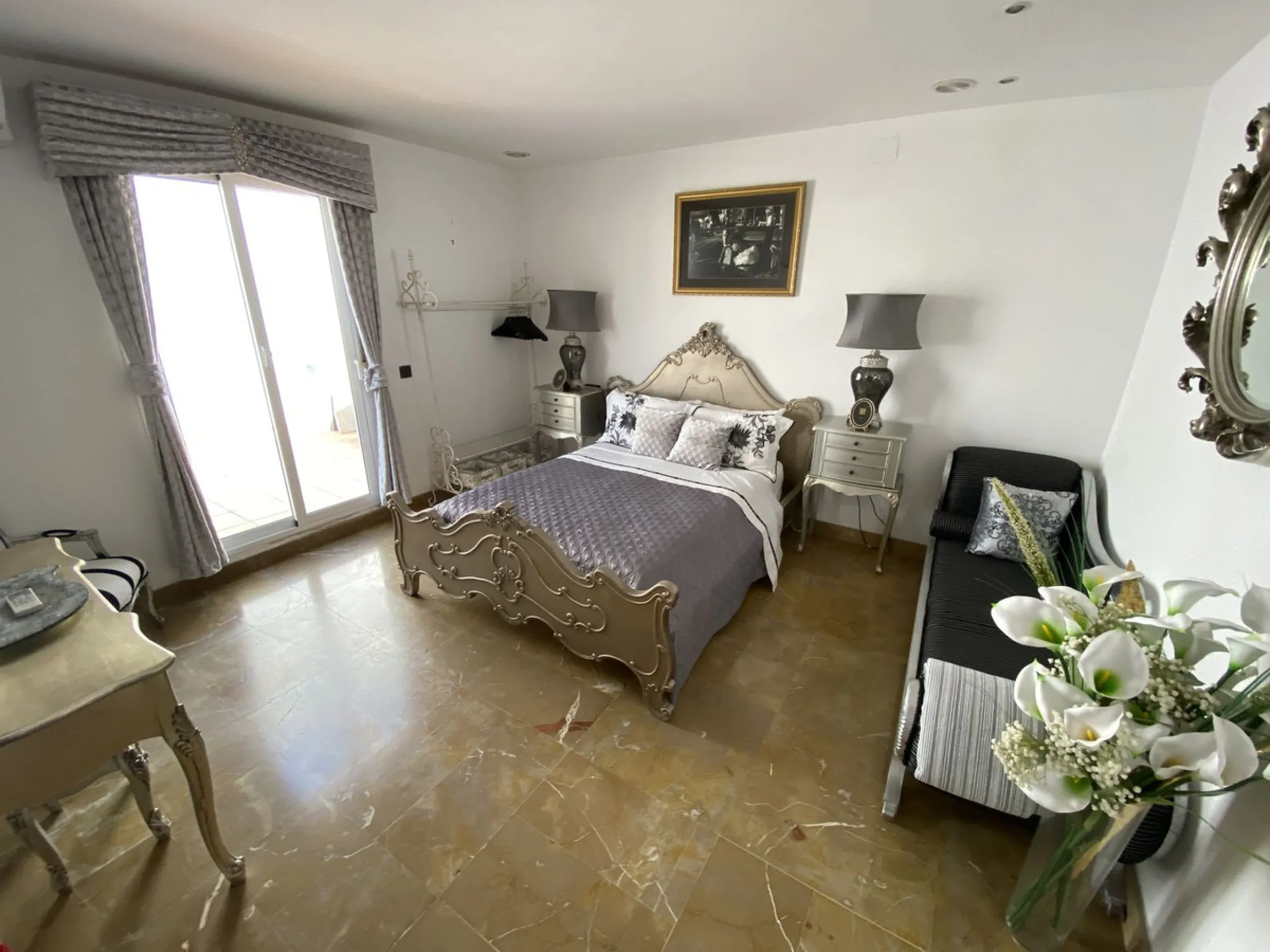 House - Detached Villa в продаже в Torremolinos, Málaga. В доме 5 спален и 4 ванных комнат. Площадь дома 500 м². Площадь участка 650 м²