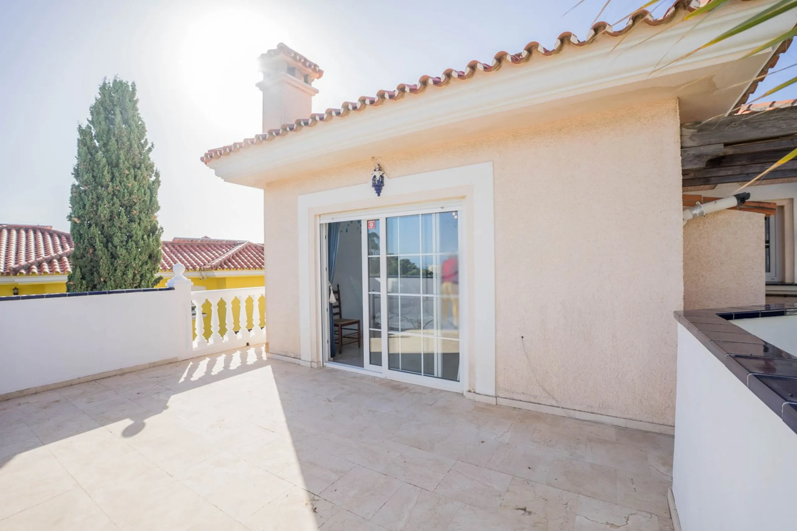 This villa is located in an elevated and quiet residential area of Fuengirola, offering completely open views towards Sohail Castle, the sea and the surrounding mountains. The position and orientation of the property provide excellent natural light and a 