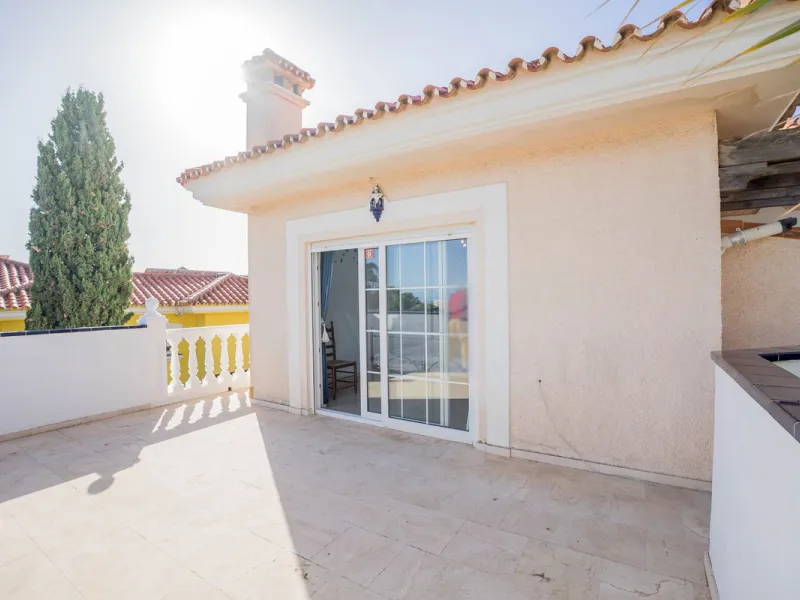 This villa is located in an elevated and quiet residential area of Fuengirola, offering completely open views towards Sohail Castle, the sea and the surrounding mountains. The position and orientation of the property provide excellent natural light and a 