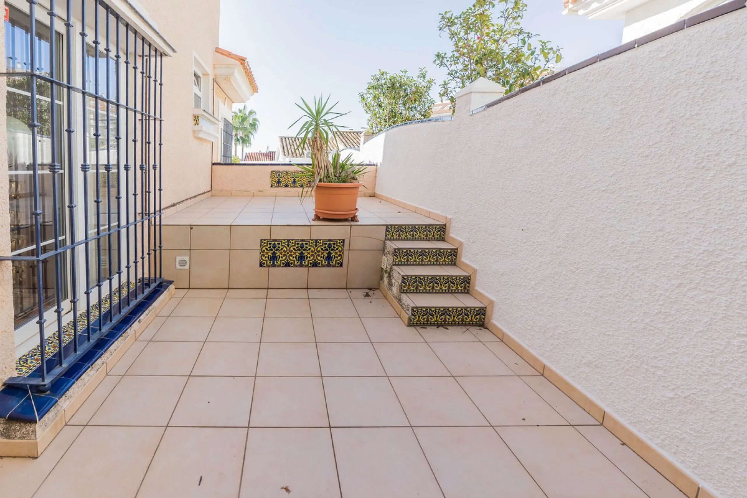 This villa is located in an elevated and quiet residential area of Fuengirola, offering completely open views towards Sohail Castle, the sea and the surrounding mountains. The position and orientation of the property provide excellent natural light and a 
