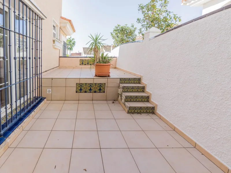 This villa is located in an elevated and quiet residential area of Fuengirola, offering completely open views towards Sohail Castle, the sea and the surrounding mountains. The position and orientation of the property provide excellent natural light and a 