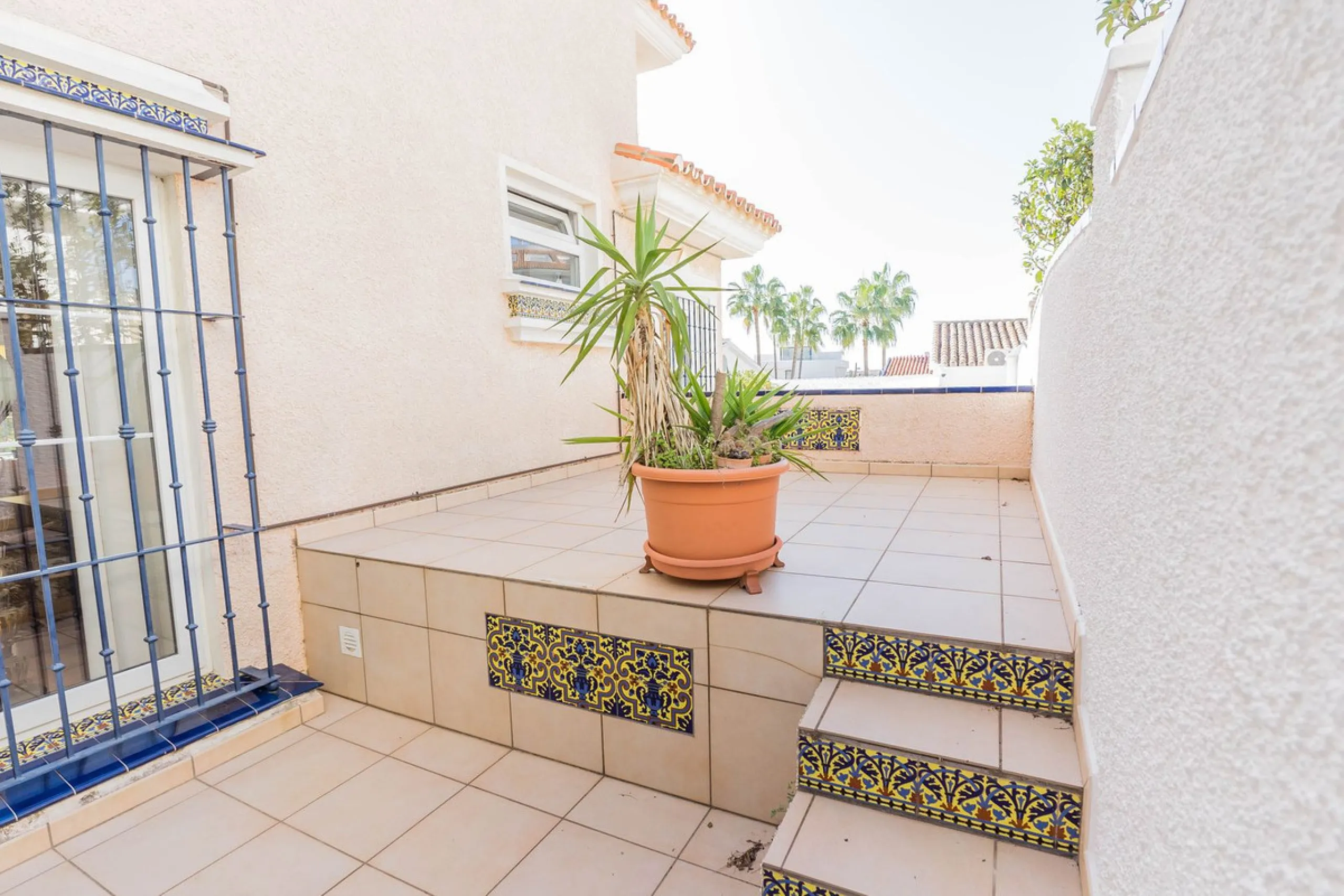 This villa is located in an elevated and quiet residential area of Fuengirola, offering completely open views towards Sohail Castle, the sea and the surrounding mountains. The position and orientation of the property provide excellent natural light and a 