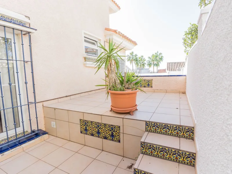This villa is located in an elevated and quiet residential area of Fuengirola, offering completely open views towards Sohail Castle, the sea and the surrounding mountains. The position and orientation of the property provide excellent natural light and a 