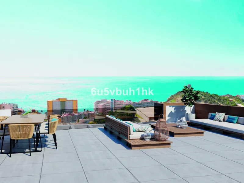 This unique and high-quality concept is located in Torreblanca, in the best location in Fuengirola, and offers a magnificent panoramic view of the Mediterranean Sea and the skyline of Fuengirola. The villa in this exclusive new development is divided into