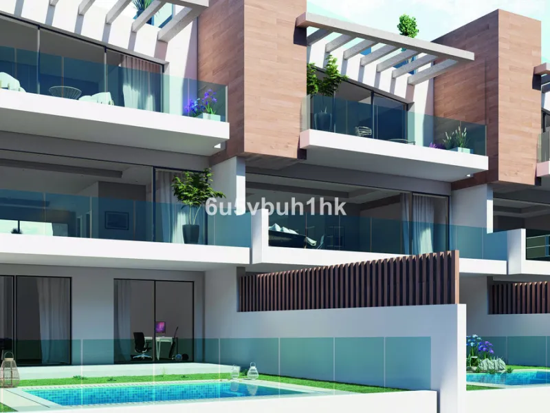 This unique and high-quality concept is located in Torreblanca, in the best location in Fuengirola, and offers a magnificent panoramic view of the Mediterranean Sea and the skyline of Fuengirola. The villa in this exclusive new development is divided into