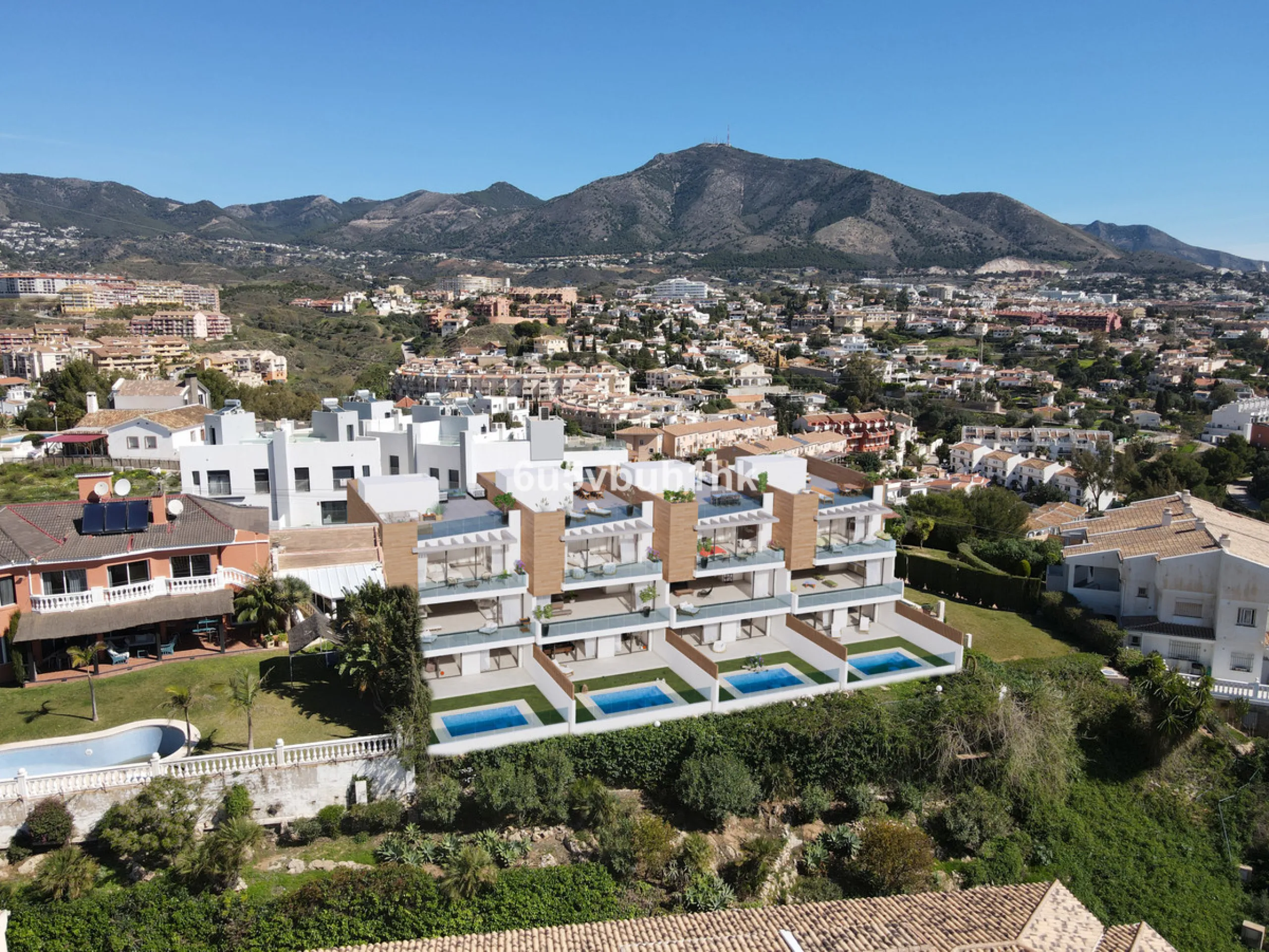 This unique and high-quality concept is located in Torreblanca, in the best location in Fuengirola, and offers a magnificent panoramic view of the Mediterranean Sea and the skyline of Fuengirola. The villa in this exclusive new development is divided into