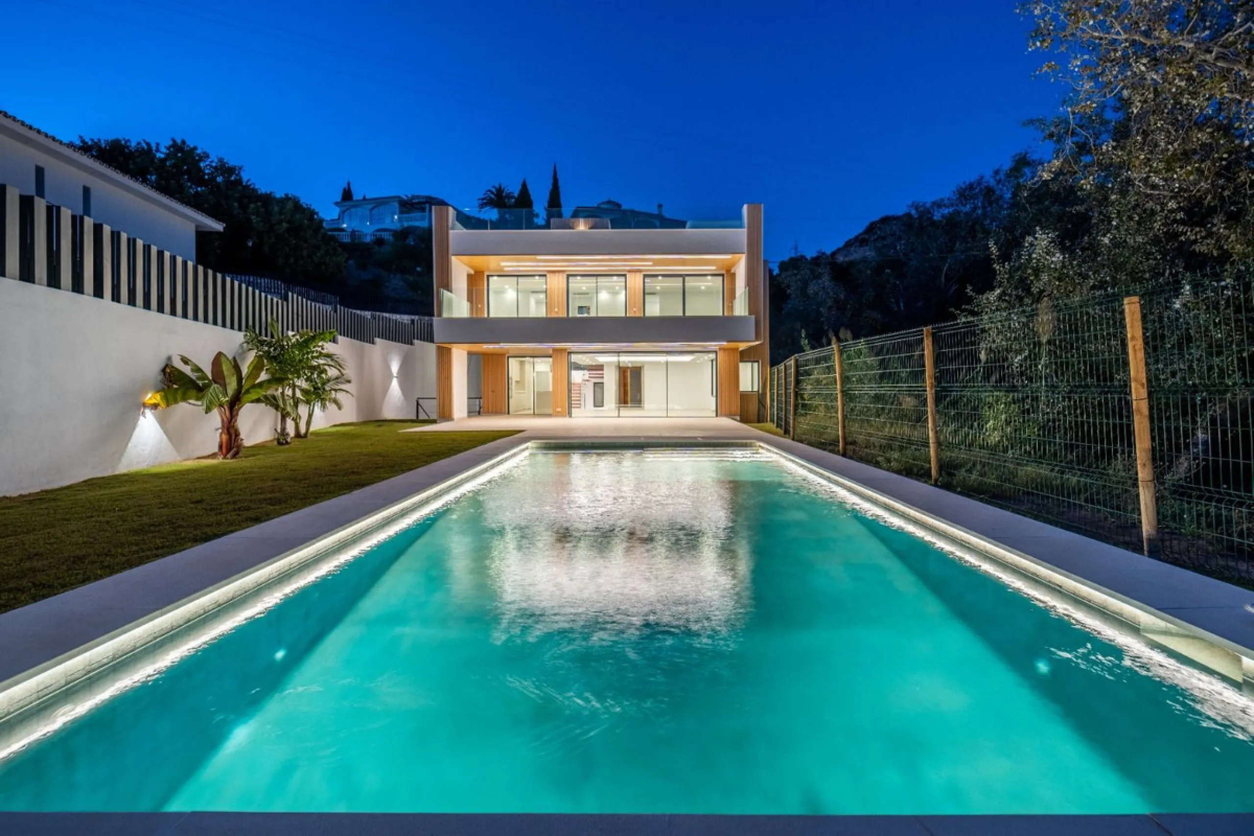 Great privacy. Undistracted amazing South orientacion. Convenient position with: • Only 5 minutes from A7 highway • Only 5 minutes to Benalmadena Old Town. • Only 5 minutes to Beach and Benalmadena Coast zone. •Only 20/30 minutes to Fuengirola and Marbell