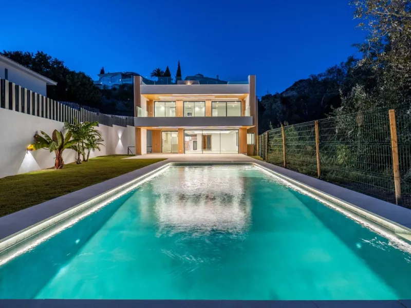 Great privacy. Undistracted amazing South orientacion. Convenient position with: • Only 5 minutes from A7 highway • Only 5 minutes to Benalmadena Old Town. • Only 5 minutes to Beach and Benalmadena Coast zone. •Only 20/30 minutes to Fuengirola and Marbell