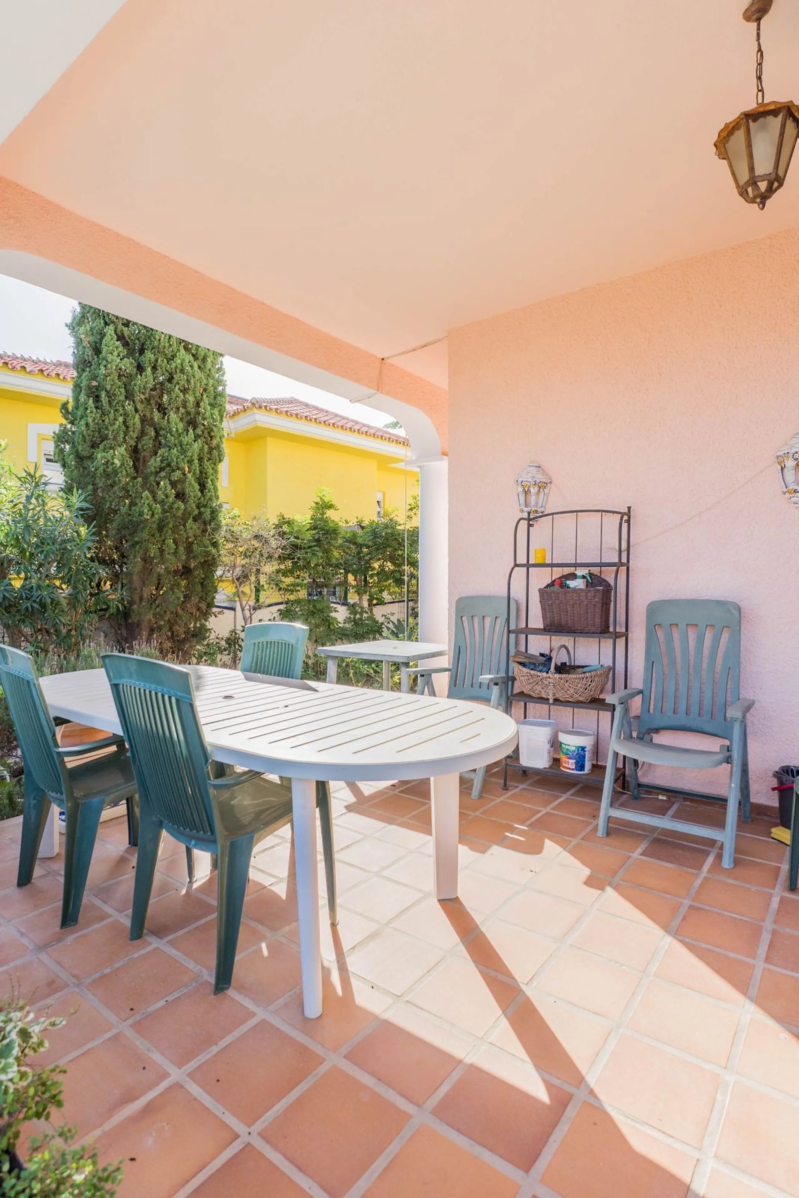 This villa is located in an elevated and quiet residential area of Fuengirola, offering completely open views towards Sohail Castle, the sea and the surrounding mountains. The position and orientation of the property provide excellent natural light and a 