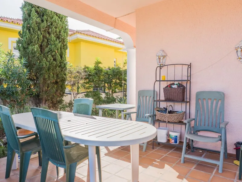 This villa is located in an elevated and quiet residential area of Fuengirola, offering completely open views towards Sohail Castle, the sea and the surrounding mountains. The position and orientation of the property provide excellent natural light and a 