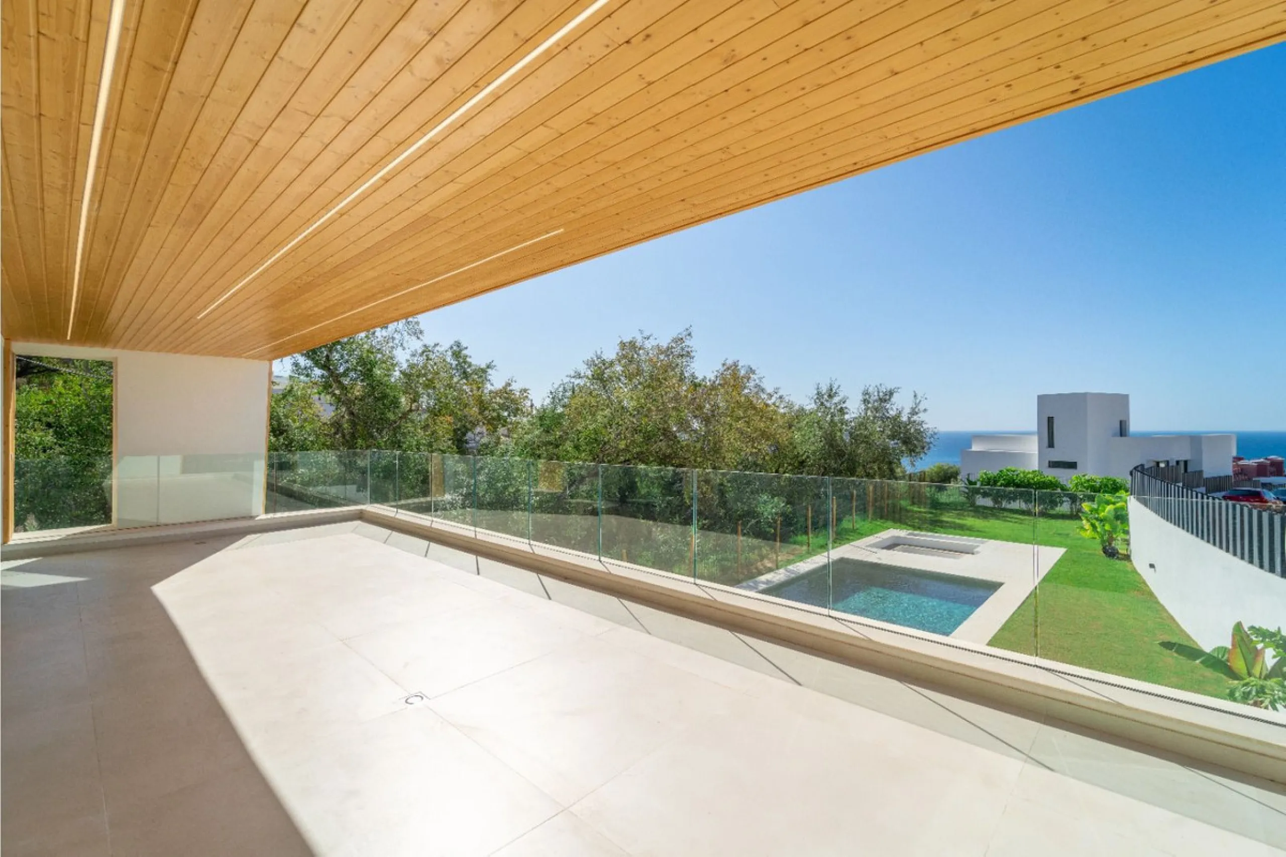 Great privacy. Undistracted amazing South orientacion. Convenient position with: • Only 5 minutes from A7 highway • Only 5 minutes to Benalmadena Old Town. • Only 5 minutes to Beach and Benalmadena Coast zone. •Only 20/30 minutes to Fuengirola and Marbell