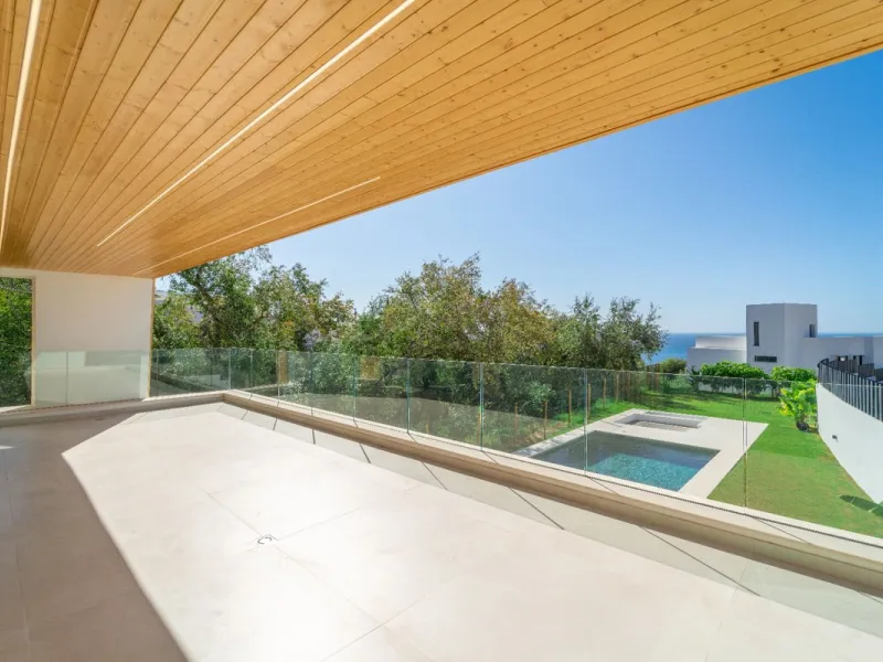Great privacy. Undistracted amazing South orientacion. Convenient position with: • Only 5 minutes from A7 highway • Only 5 minutes to Benalmadena Old Town. • Only 5 minutes to Beach and Benalmadena Coast zone. •Only 20/30 minutes to Fuengirola and Marbell
