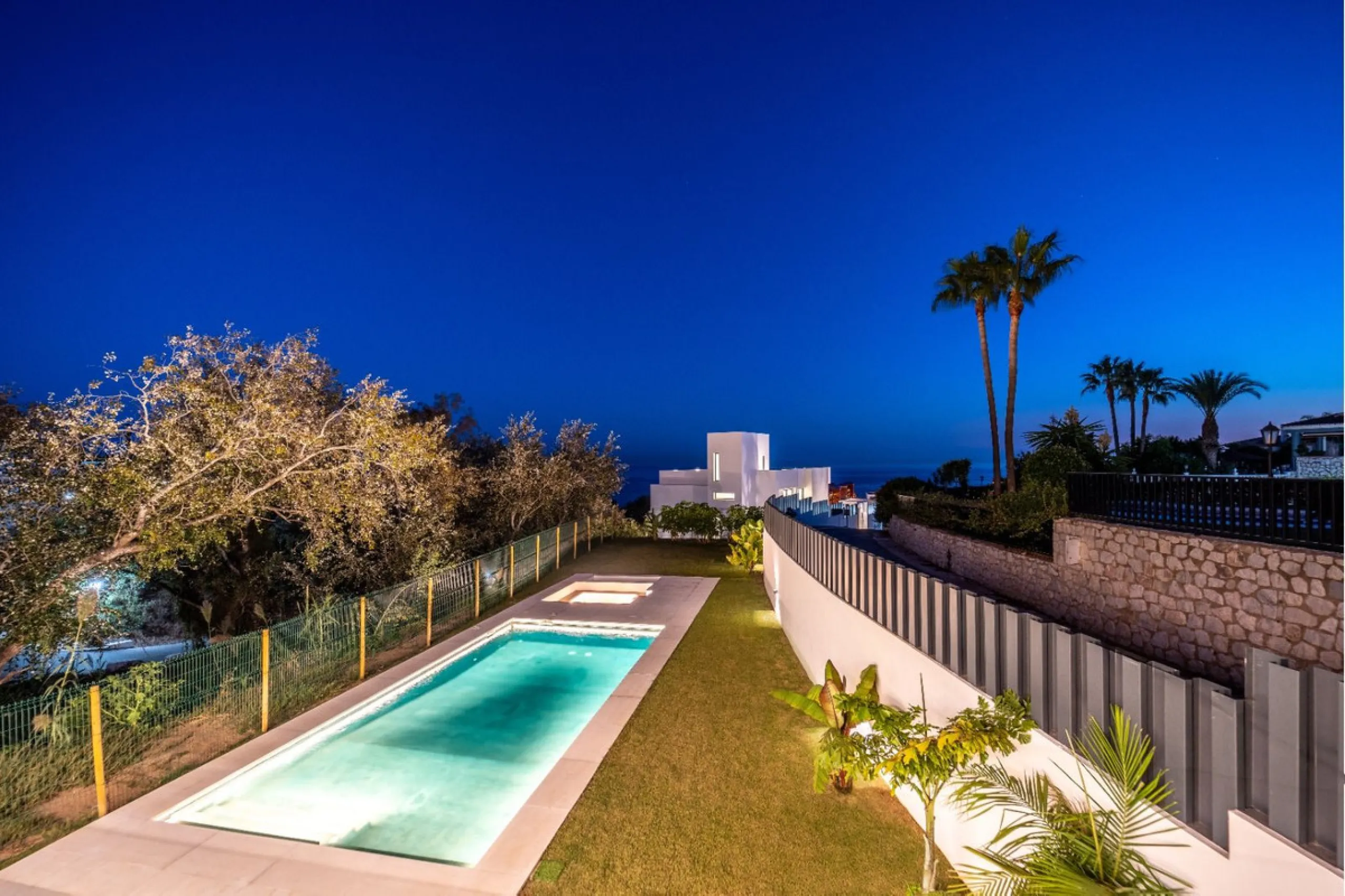 Great privacy. Undistracted amazing South orientacion. Convenient position with: • Only 5 minutes from A7 highway • Only 5 minutes to Benalmadena Old Town. • Only 5 minutes to Beach and Benalmadena Coast zone. •Only 20/30 minutes to Fuengirola and Marbell
