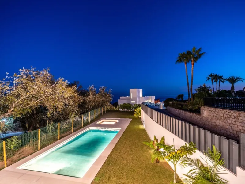 Great privacy. Undistracted amazing South orientacion. Convenient position with: • Only 5 minutes from A7 highway • Only 5 minutes to Benalmadena Old Town. • Only 5 minutes to Beach and Benalmadena Coast zone. •Only 20/30 minutes to Fuengirola and Marbell