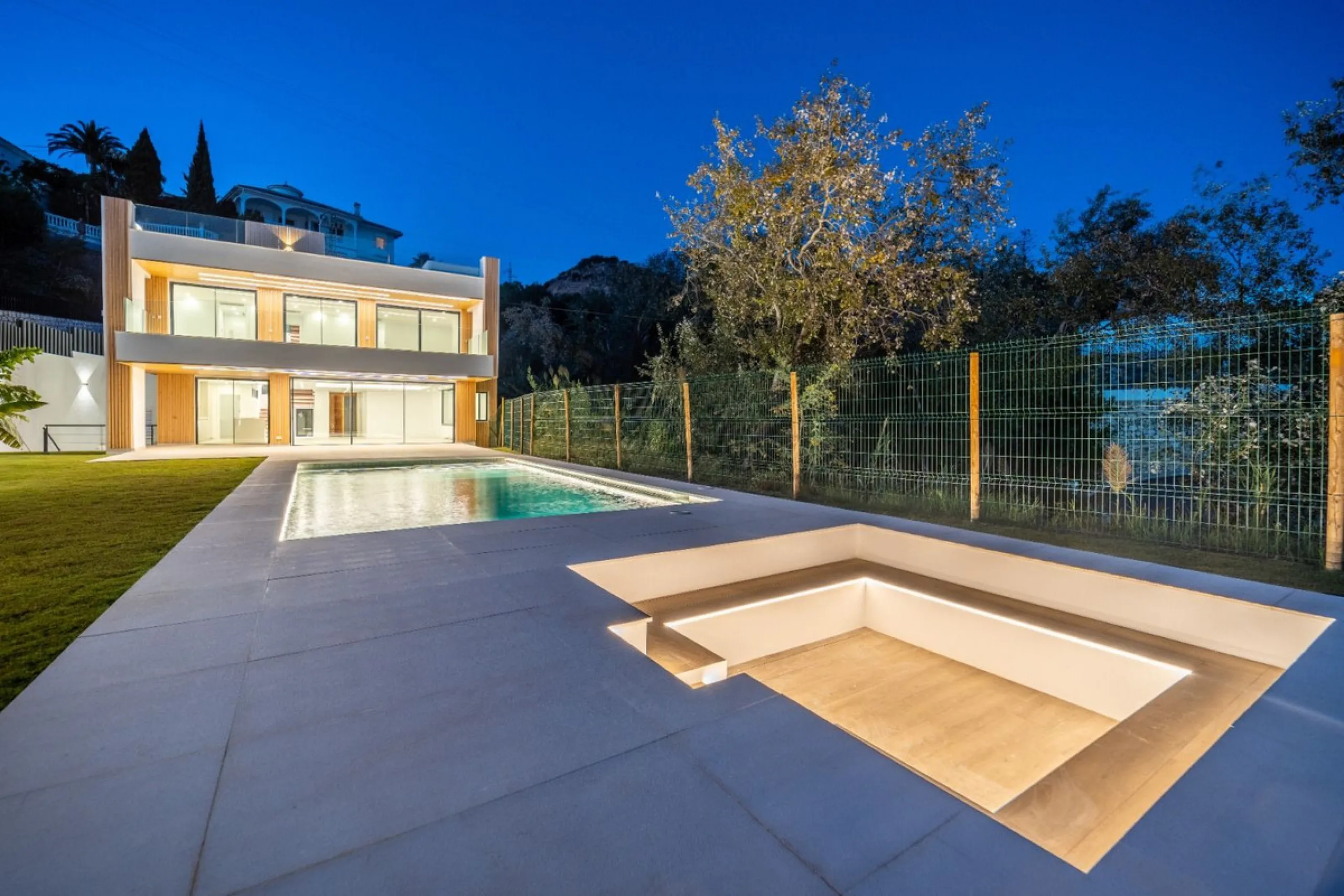 Great privacy. Undistracted amazing South orientacion. Convenient position with: • Only 5 minutes from A7 highway • Only 5 minutes to Benalmadena Old Town. • Only 5 minutes to Beach and Benalmadena Coast zone. •Only 20/30 minutes to Fuengirola and Marbell