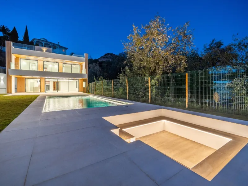 Great privacy. Undistracted amazing South orientacion. Convenient position with: • Only 5 minutes from A7 highway • Only 5 minutes to Benalmadena Old Town. • Only 5 minutes to Beach and Benalmadena Coast zone. •Only 20/30 minutes to Fuengirola and Marbell
