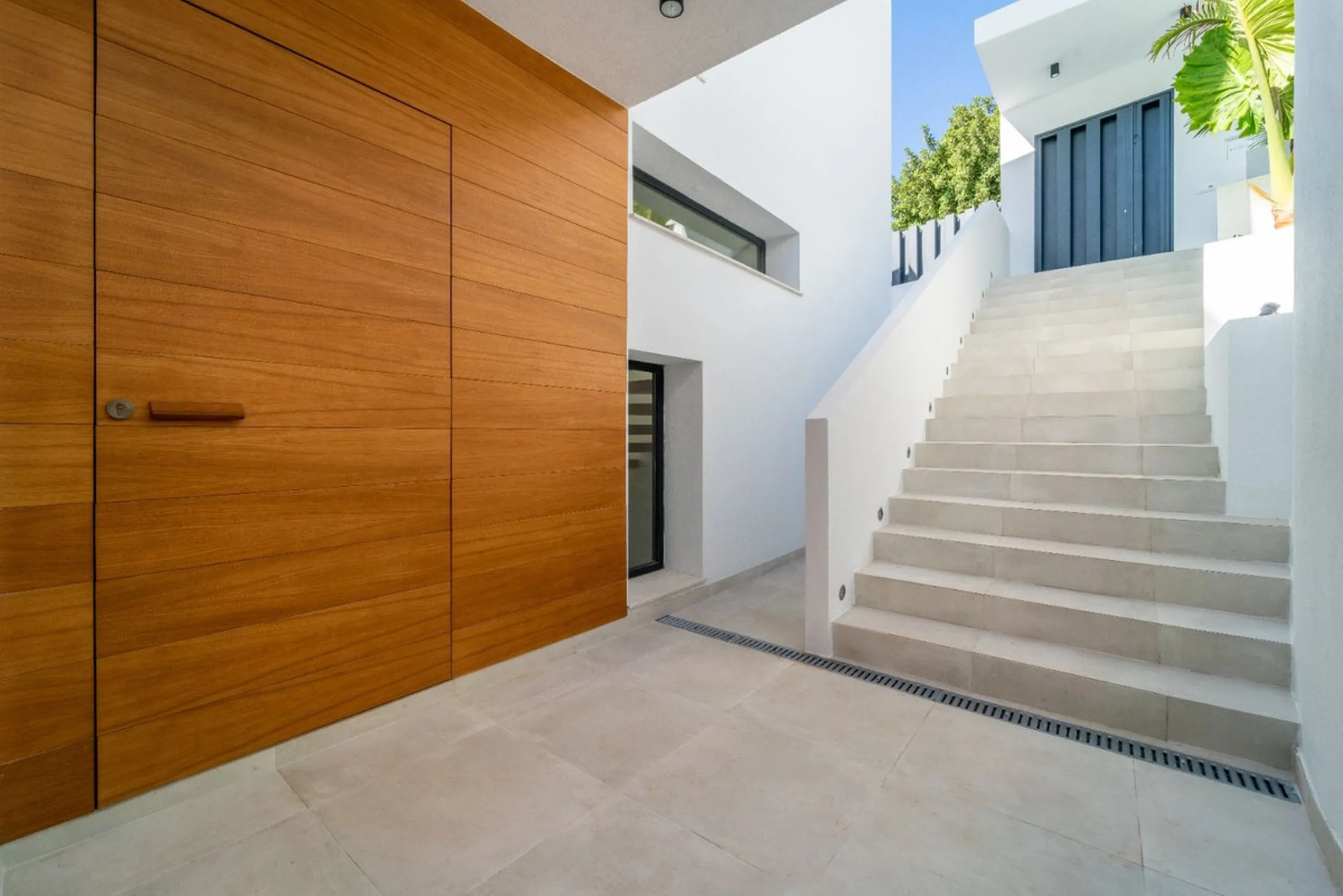 Great privacy. Undistracted amazing South orientacion. Convenient position with: • Only 5 minutes from A7 highway • Only 5 minutes to Benalmadena Old Town. • Only 5 minutes to Beach and Benalmadena Coast zone. •Only 20/30 minutes to Fuengirola and Marbell