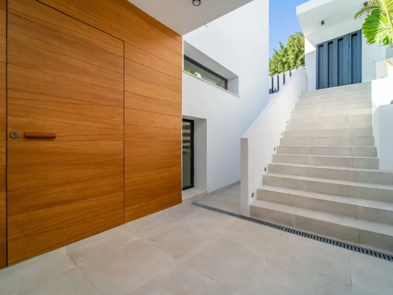 Great privacy. Undistracted amazing South orientacion. Convenient position with: • Only 5 minutes from A7 highway • Only 5 minutes to Benalmadena Old Town. • Only 5 minutes to Beach and Benalmadena Coast zone. •Only 20/30 minutes to Fuengirola and Marbell