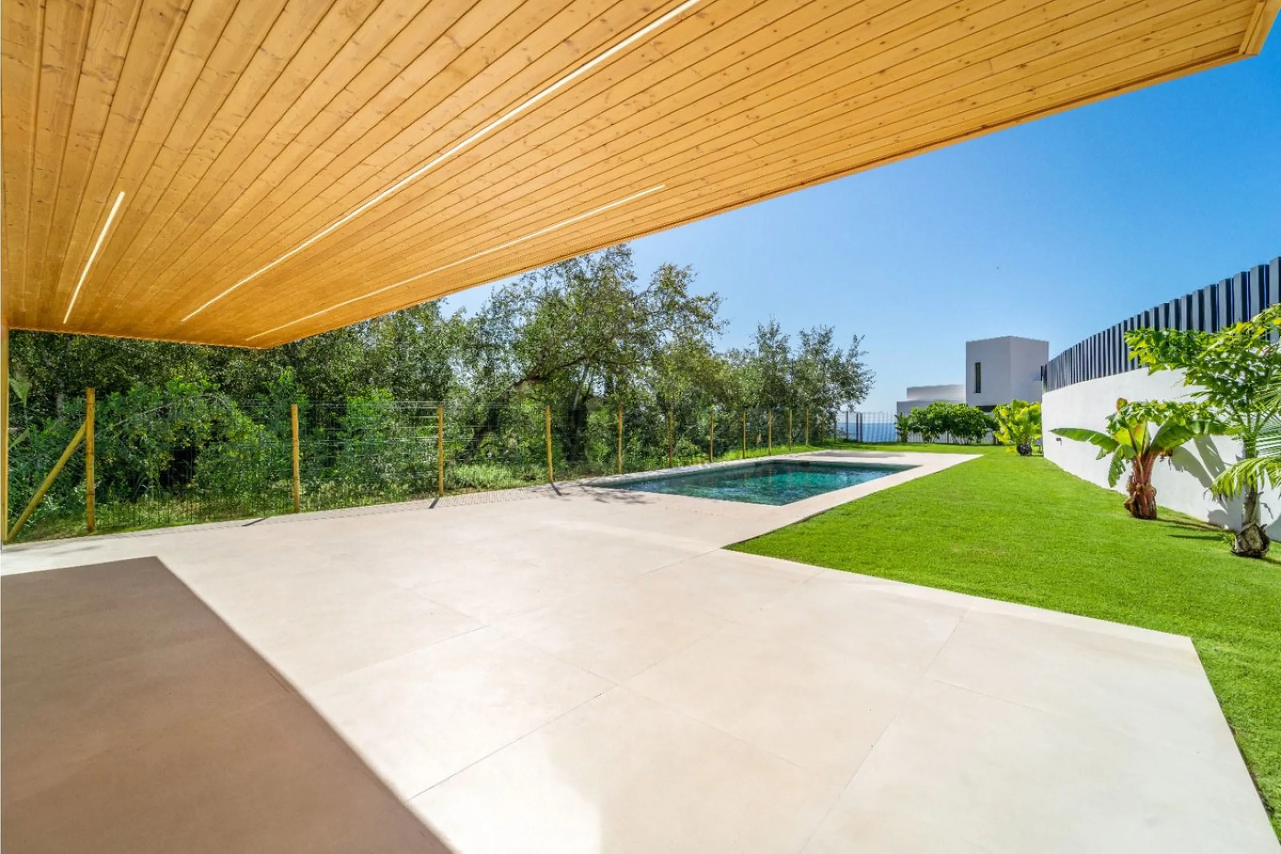 Great privacy. Undistracted amazing South orientacion. Convenient position with: • Only 5 minutes from A7 highway • Only 5 minutes to Benalmadena Old Town. • Only 5 minutes to Beach and Benalmadena Coast zone. •Only 20/30 minutes to Fuengirola and Marbell