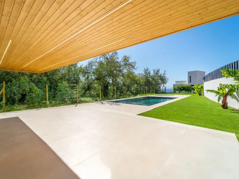 Great privacy. Undistracted amazing South orientacion. Convenient position with: • Only 5 minutes from A7 highway • Only 5 minutes to Benalmadena Old Town. • Only 5 minutes to Beach and Benalmadena Coast zone. •Only 20/30 minutes to Fuengirola and Marbell