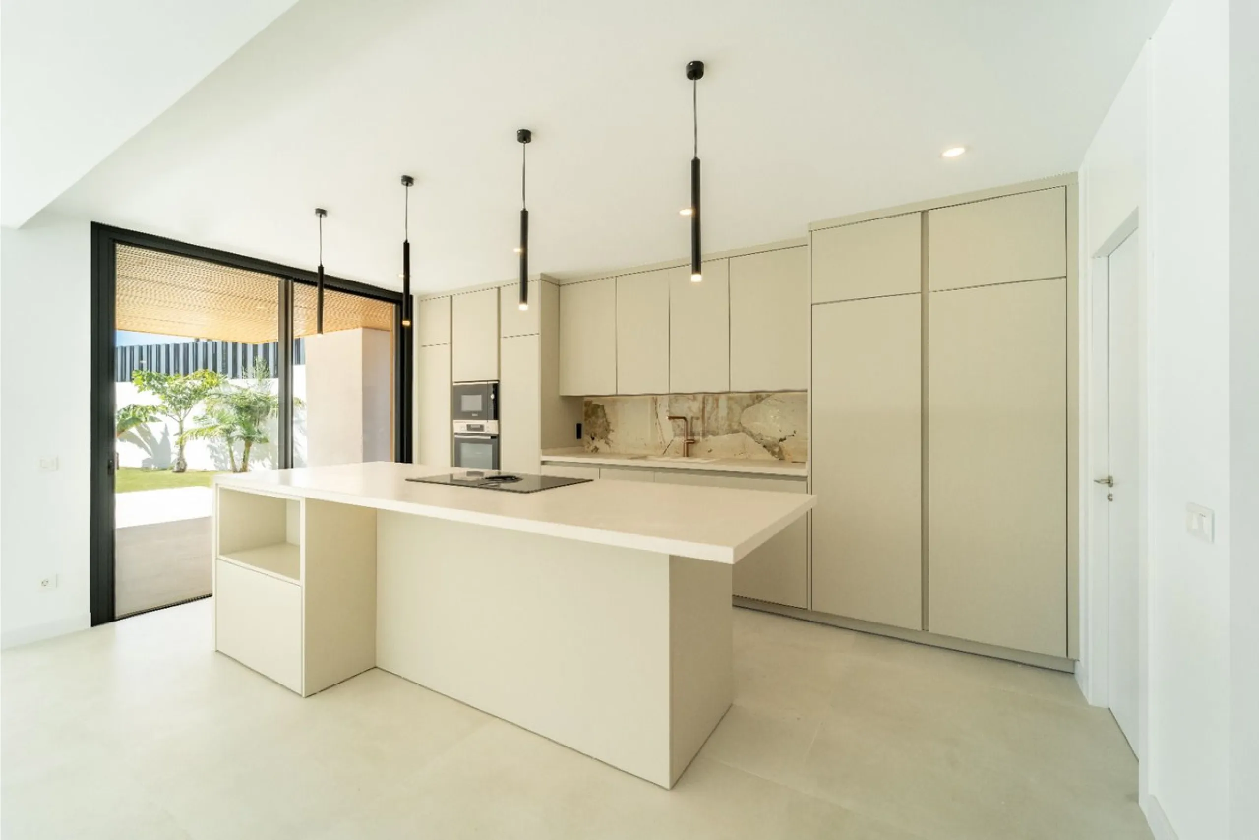 Great privacy. Undistracted amazing South orientacion. Convenient position with: • Only 5 minutes from A7 highway • Only 5 minutes to Benalmadena Old Town. • Only 5 minutes to Beach and Benalmadena Coast zone. •Only 20/30 minutes to Fuengirola and Marbell