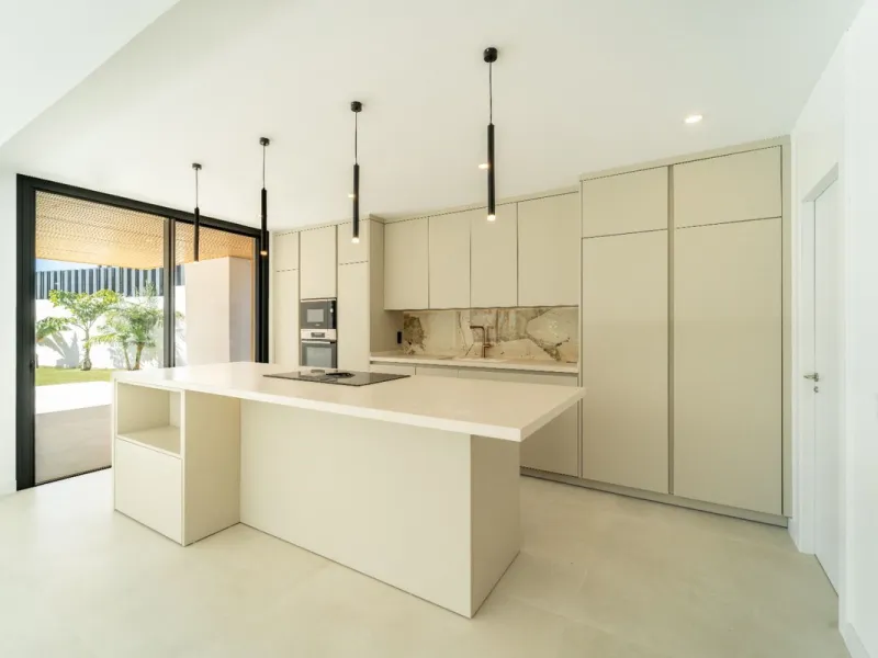 Great privacy. Undistracted amazing South orientacion. Convenient position with: • Only 5 minutes from A7 highway • Only 5 minutes to Benalmadena Old Town. • Only 5 minutes to Beach and Benalmadena Coast zone. •Only 20/30 minutes to Fuengirola and Marbell