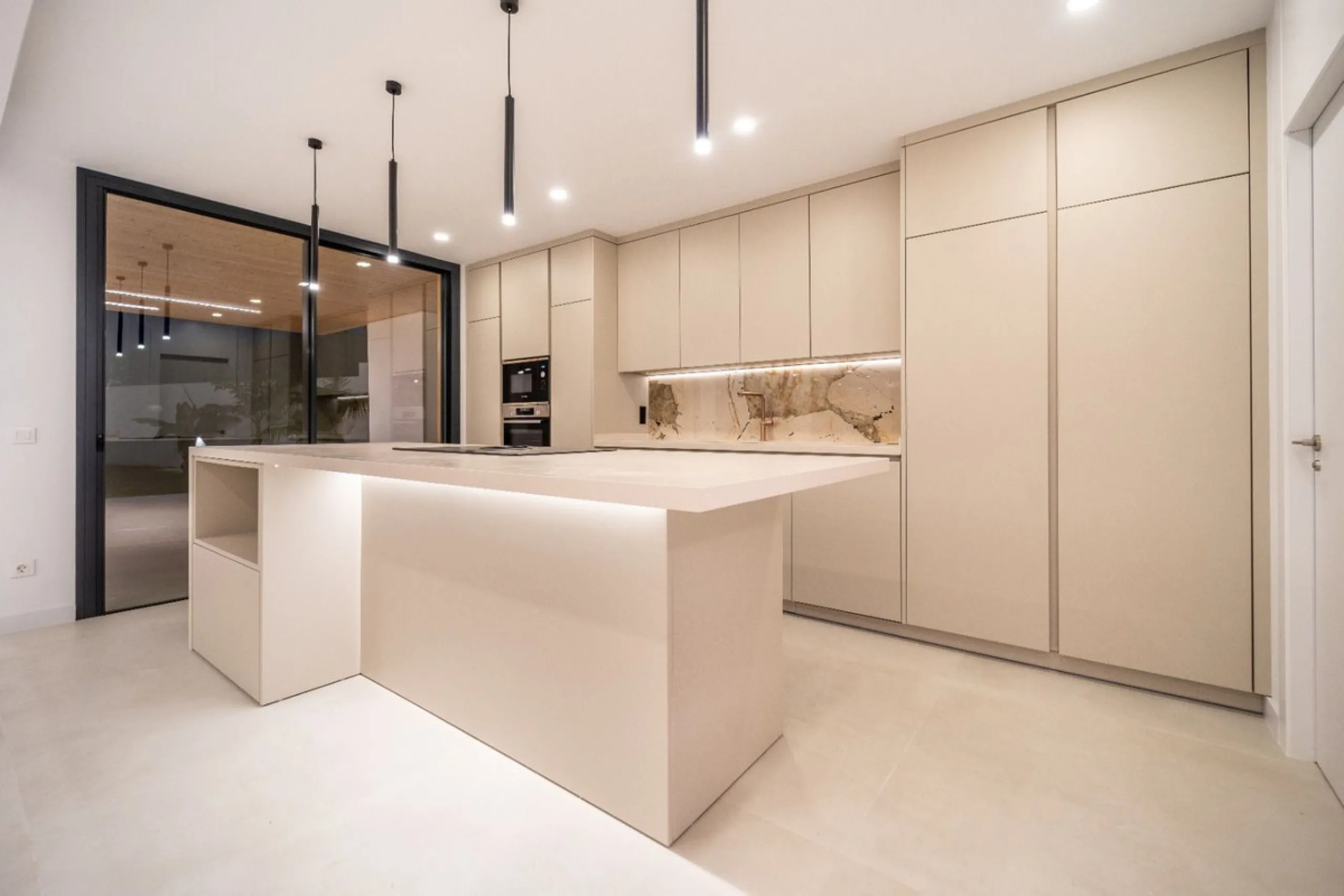 Great privacy. Undistracted amazing South orientacion. Convenient position with: • Only 5 minutes from A7 highway • Only 5 minutes to Benalmadena Old Town. • Only 5 minutes to Beach and Benalmadena Coast zone. •Only 20/30 minutes to Fuengirola and Marbell