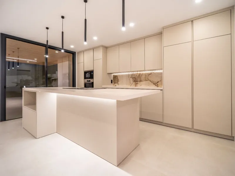Great privacy. Undistracted amazing South orientacion. Convenient position with: • Only 5 minutes from A7 highway • Only 5 minutes to Benalmadena Old Town. • Only 5 minutes to Beach and Benalmadena Coast zone. •Only 20/30 minutes to Fuengirola and Marbell