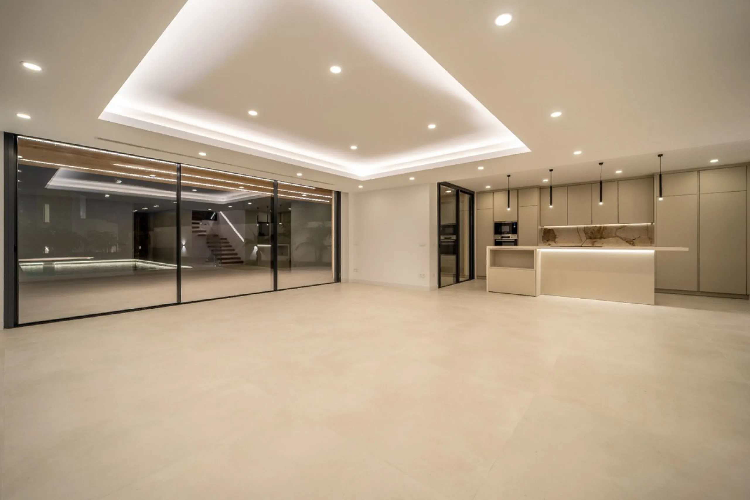 Great privacy. Undistracted amazing South orientacion. Convenient position with: • Only 5 minutes from A7 highway • Only 5 minutes to Benalmadena Old Town. • Only 5 minutes to Beach and Benalmadena Coast zone. •Only 20/30 minutes to Fuengirola and Marbell