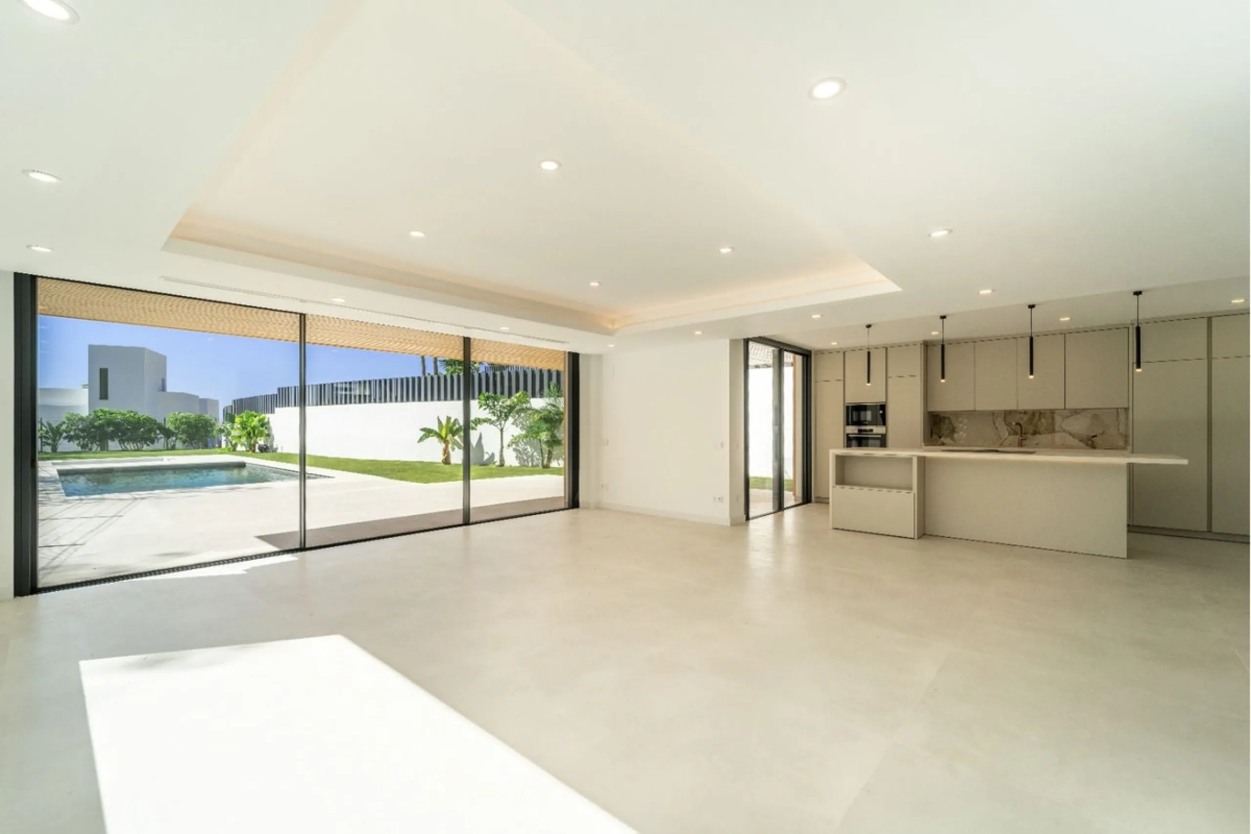 Great privacy. Undistracted amazing South orientacion. Convenient position with: • Only 5 minutes from A7 highway • Only 5 minutes to Benalmadena Old Town. • Only 5 minutes to Beach and Benalmadena Coast zone. •Only 20/30 minutes to Fuengirola and Marbell
